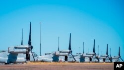 ໃນພາບທີ່ໄດ້ຮັບການເປີດເຜີຍໂດຍກະຊວງປ້ອງກັນປະເທດອອສເຕຣເລຍນີ້, ເຮືອບິນປີກໝາກປິ່ນຂອງໜ່ວຍມາຣີນສະຫະລັດ MV-22B Osprey ຈອດຢູ່ຖານທັບ RAAF ໃນເມືອງດາວິນ, ວັນທີ 11 ສິງຫາ 2023, ໃນລະຫວ່າງຄວາມພະຍາຍາມການຊ້ອມລົບ ເອລອນ (Alon) ຢູ່ໃນຂົງເຂດ ເອເຊຍ-ປາຊີຟິກ ປີ 2023. 