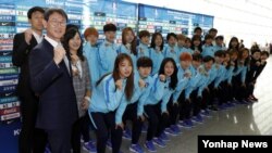 Para pemain timnas perempuan Korea Selatan siap bertanding di Pyongyang.