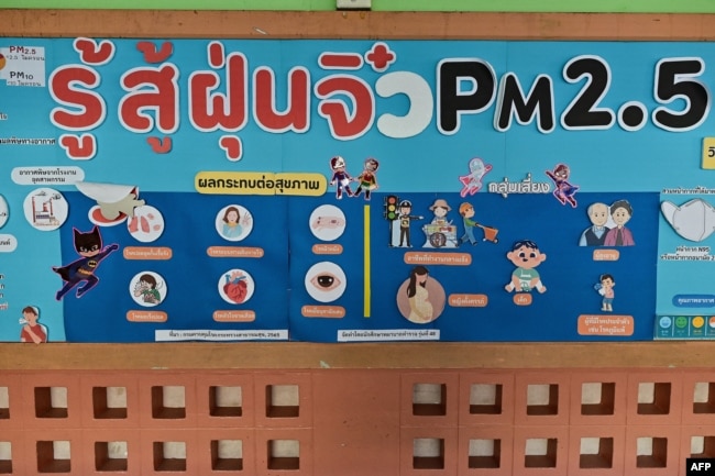 This photo taken on January 22, 2024 shows an information chart of PM2.5 air pollution at Suanlumpinee School in Bangkok. (Photo by MANAN VATSYAYANA / AFP)