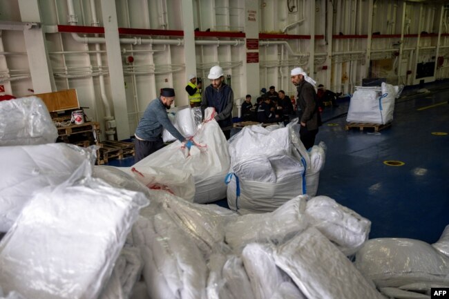 Para pekerja mempersiapkan kapal dari Freedom Flotilla Coalition saat berlabuh di Pelabuhan Tuzla, dekat Istanbul pada 19 April 2024. (Foto: AFP)