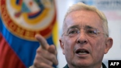 ARCHIVO - El expresidente colombiano Álvaro Uribe hace un gesto mientras habla durante una conferencia de prensa después de testificar sobre una masacre de 1997 en la Fiscalía General de Bogotá, el 27 de noviembre de 2023. 
