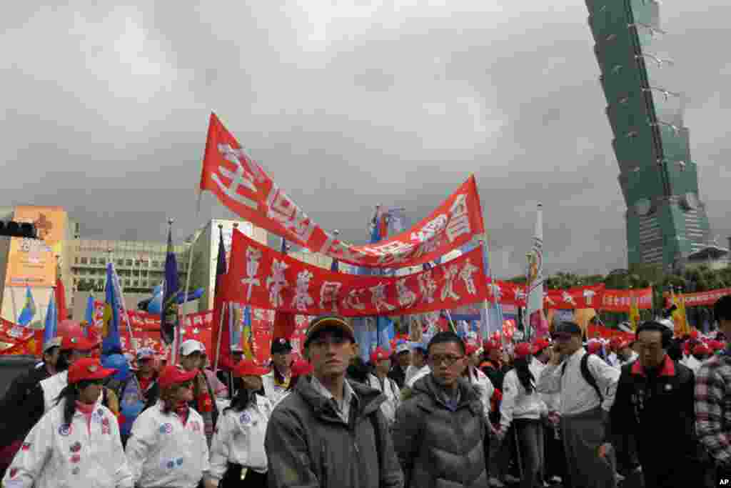 国民党1月8号在台北举行“为台湾赞出来”大游行(美国之音赵婉成拍摄)