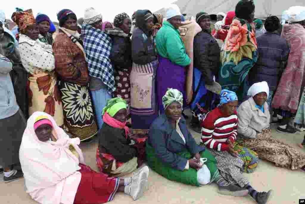 Zimbabweans wait to cast their vote in Presidential and parliamentary elections in the Southern African Nation in Harare, July, 31, 2013. 