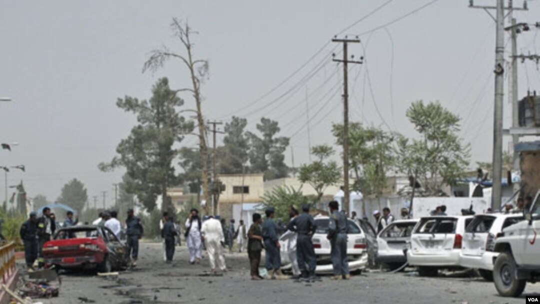 Petugas keamanan Afghanistan memeriksa lokasi ledakan di provinsi Helmand, hari Sabtu (27/8).