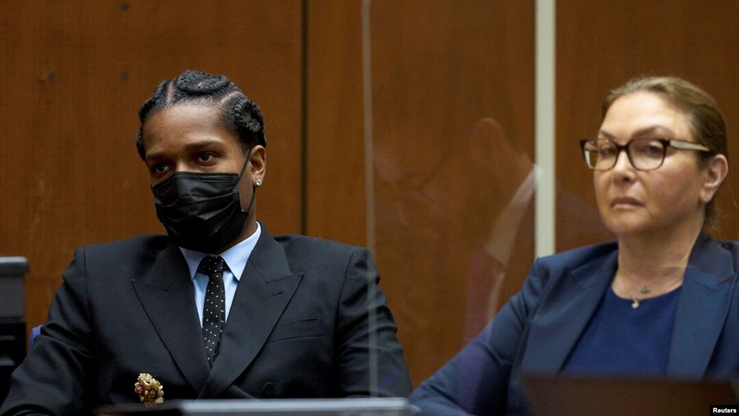 Rakim Mayers aka A$AP Rocky chita bo kote yon manm ekip legal li nan Sant Jistis Kriminel Clara Shortridge Foltz la nan Los Angeles, Kalifoni, 20 Nov. 2023. 