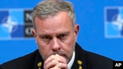 Голова військового комітету національних лідерів НАТО Роб Бауер вважає абсолютно логічним і законним надання Україні дозволу вражати військові об’єкти в Росії, незалежно від їхньої близькості до кордону. (AP) 
