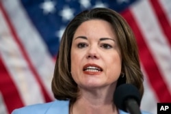 FILE - Anggota DPR Angie Craig, berpidato dalam konferensi pers di Capitol Hill, Washington, 24 Juni 2020. (Manuel Balce Ceneta/AP)