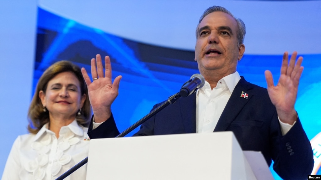 El presidente de República Dominicana y candidato presidencial del Partido Revolucionario Moderno, Luis Abinader, habla tras los resultados preliminares de las elecciones presidenciales, en Santo Domingo, República Dominicana, el 19 de mayo de 2024.