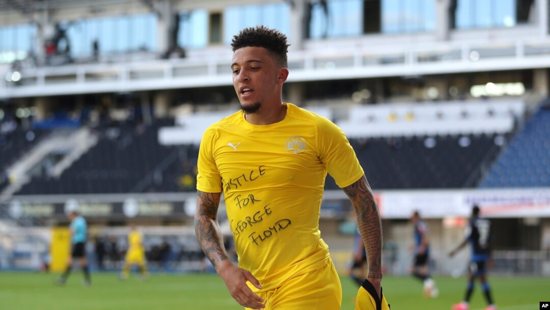 Jadon Sancho dari Borussia Dortmund mengenakan kaos bertuliskan 'Keadilan untuk George Floyd' dalam bahasa Inggris,saat pertandingan sepak bola Bundesliga Jerman antara SC Paderborn 07 dan Borussia Dortmund di Benteler Arena di Paderborn, Jerman, Minggu, 31 Mei 2020. (Foto: dok).