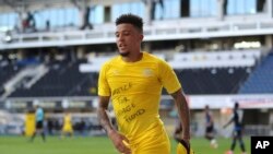 Jadon Sancho dari Borussia Dortmund mengenakan kaos bertuliskan 'Keadilan untuk George Floyd' dalam bahasa Inggris,saat pertandingan sepak bola Bundesliga Jerman antara SC Paderborn 07 dan Borussia Dortmund di Benteler Arena di Paderborn, Jerman, Minggu, 31 Mei 2020. (Foto: dok).