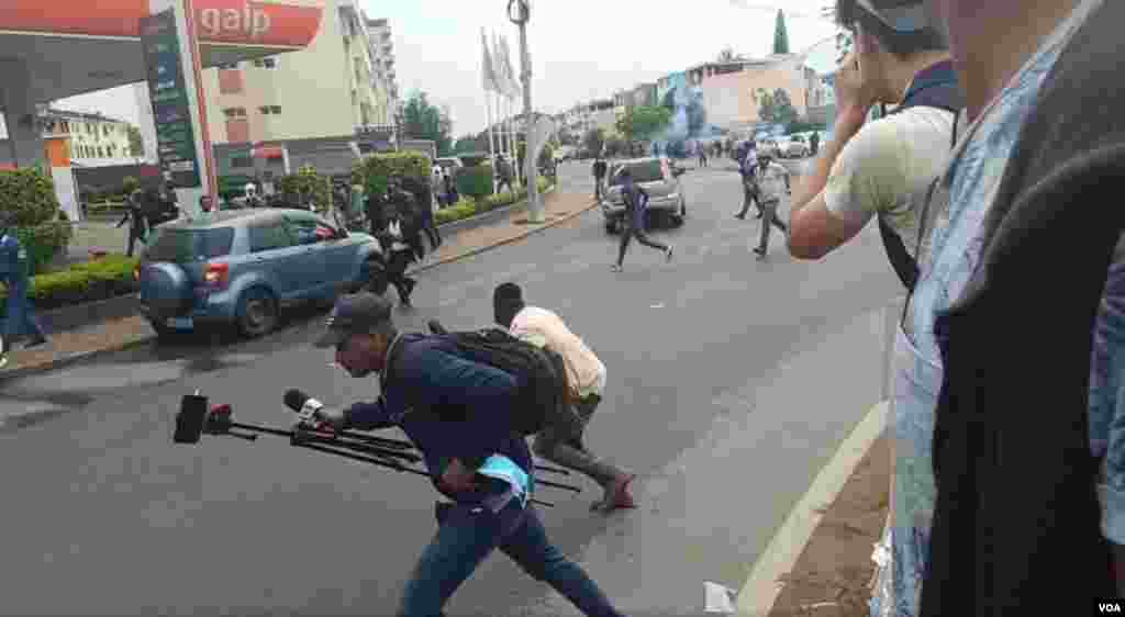 Jornalista da Voz da América corre quando foi lançado gás lacrimogéneo na praça da OMM em Maputo. Na altura o político Venâncio Mondlane falava à imprensa no local em que foram assassinados o seu advogado e mandatário nacional