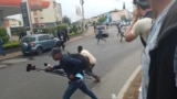 Jornalista da Voz da América corre quando foi lançado gás lacrimogéneo na praça da OMM em Maputo.
Na altura o político Venâncio Mondlane falava à imprensa no local em que foram assassinados o seu advogado e mandatário nacional