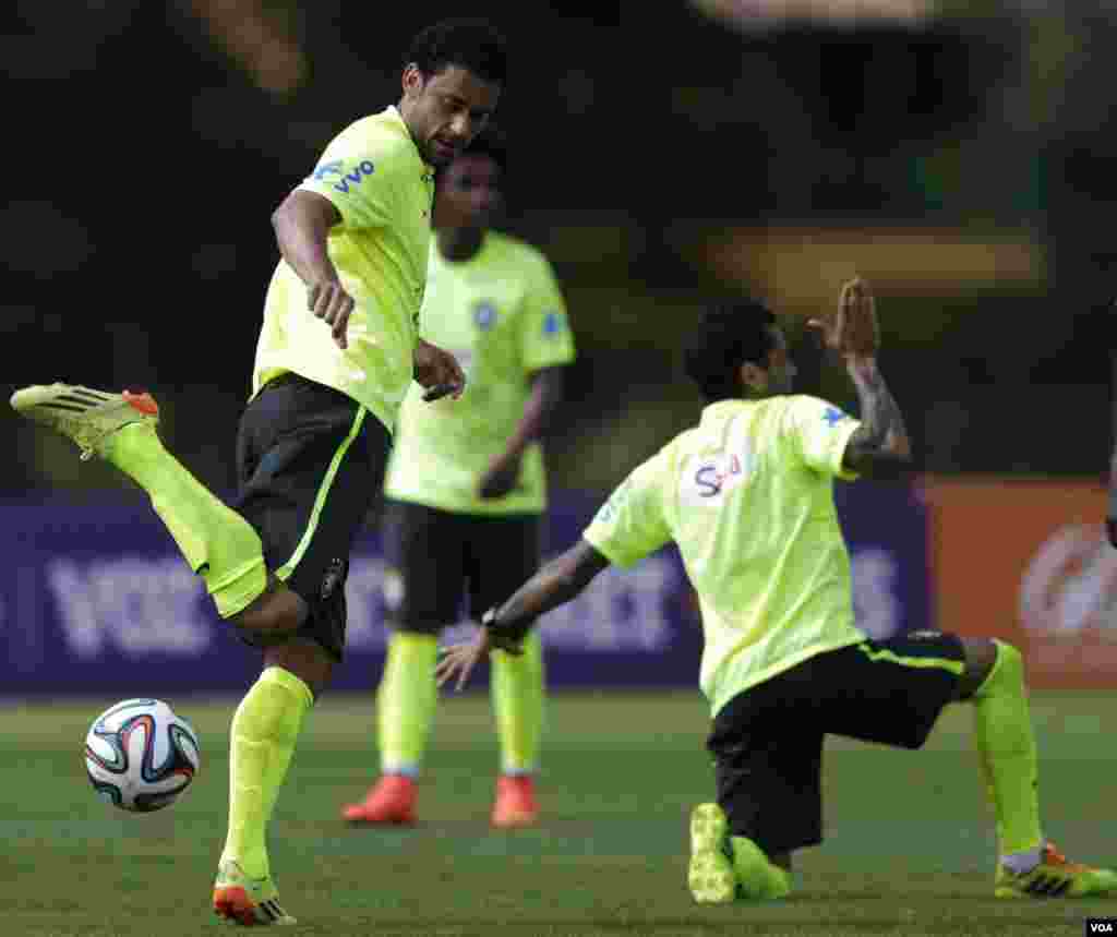 O jogador brasileiro Fred (à esquerda) dribla a bola no treino em Teresopolis, junto ao Rio de Janeiro Maio 29, 2014.