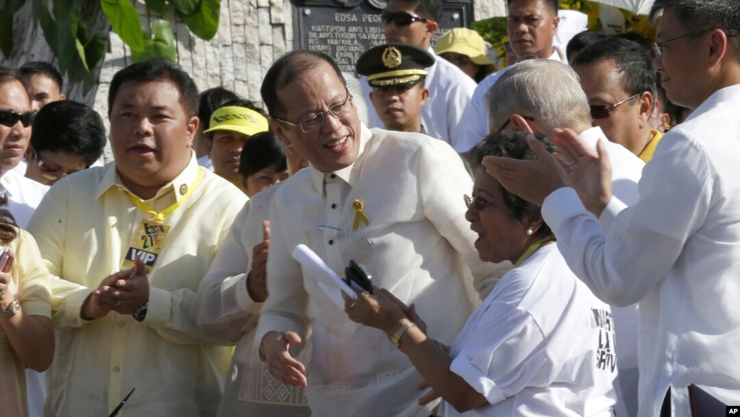 President Filipina, Benigno Aquino III (tengah), mendapat sambutan meriah dari anggota DPR setelah menandatangani UU Pengakuan dan Ganti Rugi terhadap Korban HAM (25/2). (AP/Bullit Marquez)