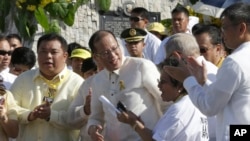 Tổng thống Philippines Benigno Aquino III ký dự luật thừa nhận và bồi thường nạn nhân các vụ vi phạm nhân quyền trong lúc thiết quân luật dưới thời cựu Tổng thống Marcos.