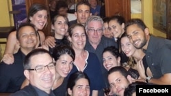 De Niro se une a la creciente lista de rostros conocidos que han visitado la isla en los últimos meses.