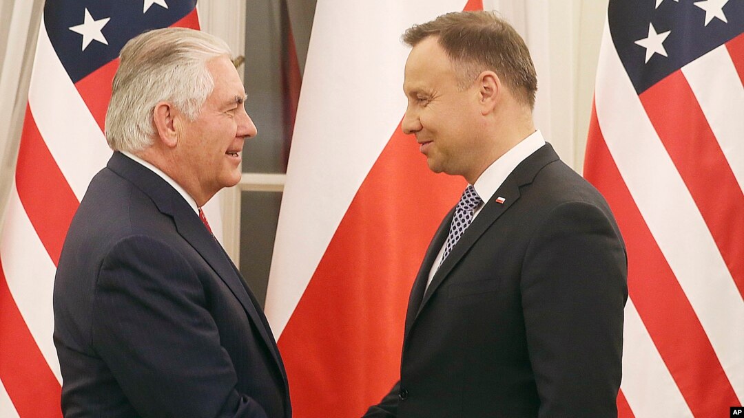 Menlu Amerika Rex Tillerson (kiri) bertemu Presiden Polandia Andrzej Duda, di Warsawa hari Jumat (26/1). 