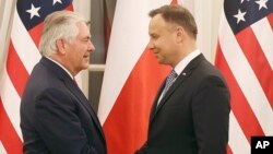 Menlu Amerika Rex Tillerson (kiri) bertemu Presiden Polandia Andrzej Duda, di Warsawa hari Jumat (26/1). 