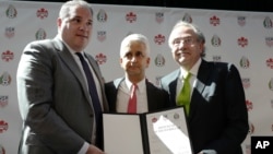 De izquierda a derecha, Victor Montagliani, presidente de la Federación de Fútbol Canadiense, Sunil Gulati, presidente de la Federación de Fútbol de Estados Unidos y Decio de Maria, presidente de la Federación de Fútbol de México.