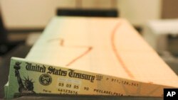 Bandejas llenas de cheques del Seguro Social preparados para ser enviados por correo en la instalación de servicios de Administrción Financiera del Tesoro de Estados Unidos, en una imagen del 11 de febrero de 2005. (Foto AP/Bradley C. Bower, Archivo)