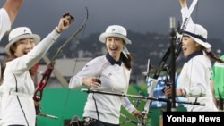 7일 브라질 리우데자네이루 삼보드로모 경기장에서 열린 올림픽 여자양궁 단체전 결승에서 최미선, 기보배, 장혜진(왼쪽부터)이 금메달을 확정 짓고 환호하고 있다.