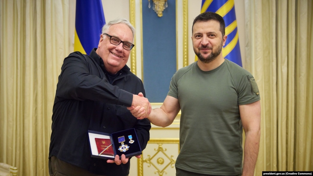 Президент Владимир Зеленский на церемонии награждения американского бизнесмена и филантропа Говарда Баффета орденом Ярослава Мудрого за организацию гуманитарной помощи Украине. Киев, 7 ноября 2022.