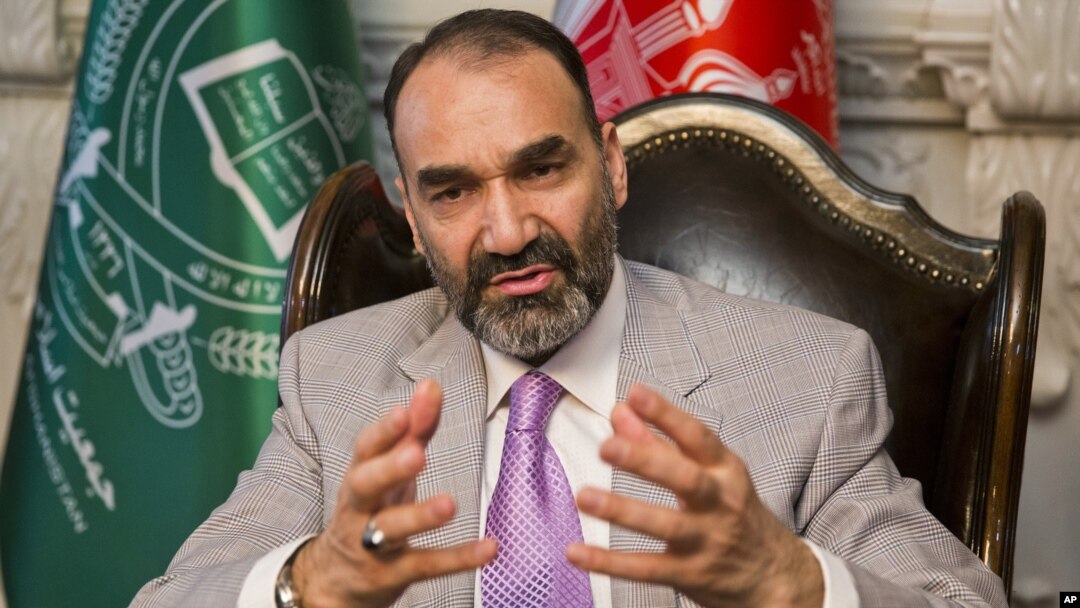 Atta Mohammad Noor, gubernur provinsi Balkh, saat wawancara dengan Associated Press di rumahnya di Kabul, Afghanistan, 3 Agustus 2015. 