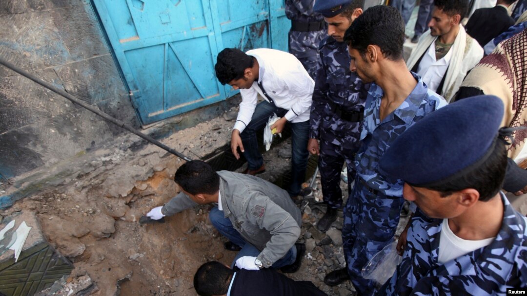 Cảnh sát đang kiểm tra hiện trường vụ nổ bom ở Sanaa, 6/7/2013. REUTERS/Mohamed al-Sayaghi
