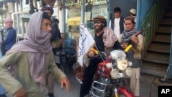 Pejuang Taliban mengendarai sepeda motor di kota Kunduz, Afghanistan utara hari Selasa (29/9).