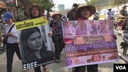 Protesters marched from the Ministry of Interior to the National Assembly to continue submitting their petition on Tuesday, January 10, 2017. (Hul Reaksmey/VOA Khmer)