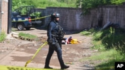 La policía trabaja en el área donde hay cuerpos en el suelo en Culiacán, estado de Sinaloa, México, el 17 de septiembre de 2024.