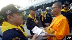 Cảnh sát Thái kiểm tra chứng minh thư của một thầy tu tại đền chùa Dhammakaya, ngày 22/02/2017.