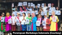 Perempuan Berkebaya Indonesia sedang mendorong gerakan “Kebaya Goes to School,” “Kebaya Goes to Campus,” dan “Kebaya Goes to Office.” 