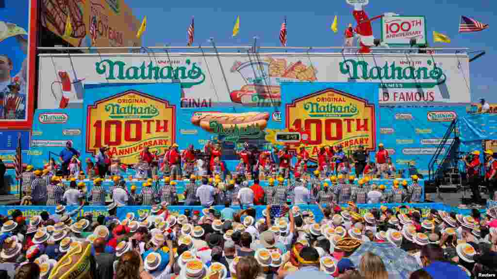Des participants dans la compétition International de Hot Dog à Coney Island à Brooklyn, le 4 juillet 2016.