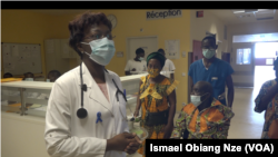 Contrôle de tension sur une patiente au service d’endocrinologie du CHU de Libreville, le 16 novembre 2021. (VOA/Ismael Obiang Nze)