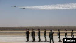 中國空軍兩架殲-11戰機在遼寧瀋陽一個機場低空飛行飛過一隊中國士兵。（2019年4月3日）