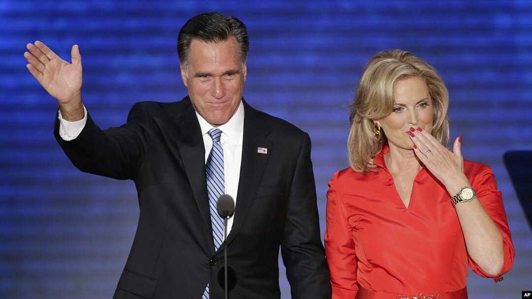 Ann Romney (kanan) bersama suaminya, Capres Mitt Romney, usai menyampaikan pidato pada konvensi nasional Partai Republik di Tampa, Florida (28/8). 