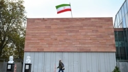 Seorang perempuan tampak berjalan melewati gedung Konsulat Iran di di Frankfurt am Main, di barat Jerman, pada 31 Oktober 2024. (Foto: AFP/Kiril Kudryavtsev)