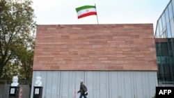 Seorang perempuan tampak berjalan melewati gedung Konsulat Iran di di Frankfurt am Main, di barat Jerman, pada 31 Oktober 2024. (Foto: AFP/Kiril Kudryavtsev)