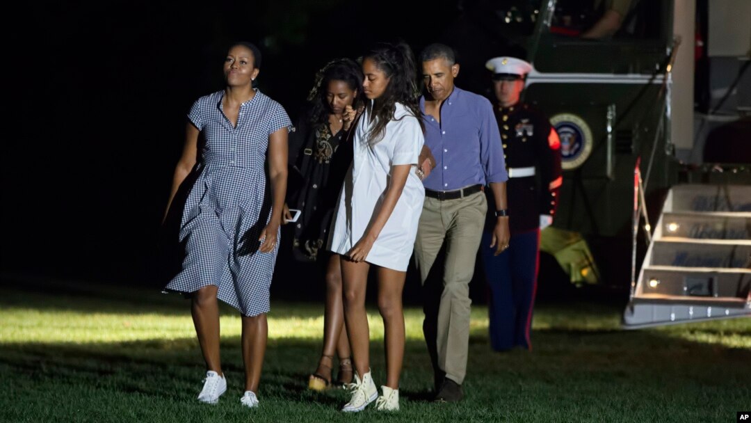 Tổng thống Barack Obama cùng gia đình trở về Nhà Trắng sau kỳ nghỉ 16 ngày ở Martha's Vineyard, ngày 21/8/2016.