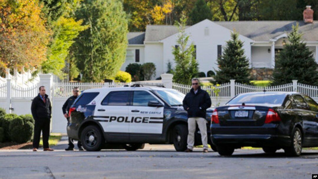 Polisi melakukan penjagaan di rumah mantan Menlu AS Hillary Clinton dan Presiden Bill Clinton di Chappaqua, negara bagian New York hari Rabu (24/10). 