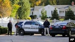 Polisi melakukan penjagaan di rumah mantan Menlu AS Hillary Clinton dan Presiden Bill Clinton di Chappaqua, negara bagian New York hari Rabu (24/10). 