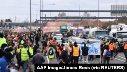 Pekerja konstruksi dan aktivis sayap kanan memprotes pembatasan COVID-19 di West Gate Freeway di Melbourne, Australia, 21 September 2021. (Foto: AAP Image/James Ross via REUTERS)