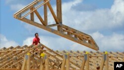 美国工人修建商业建筑群（2014年7月）