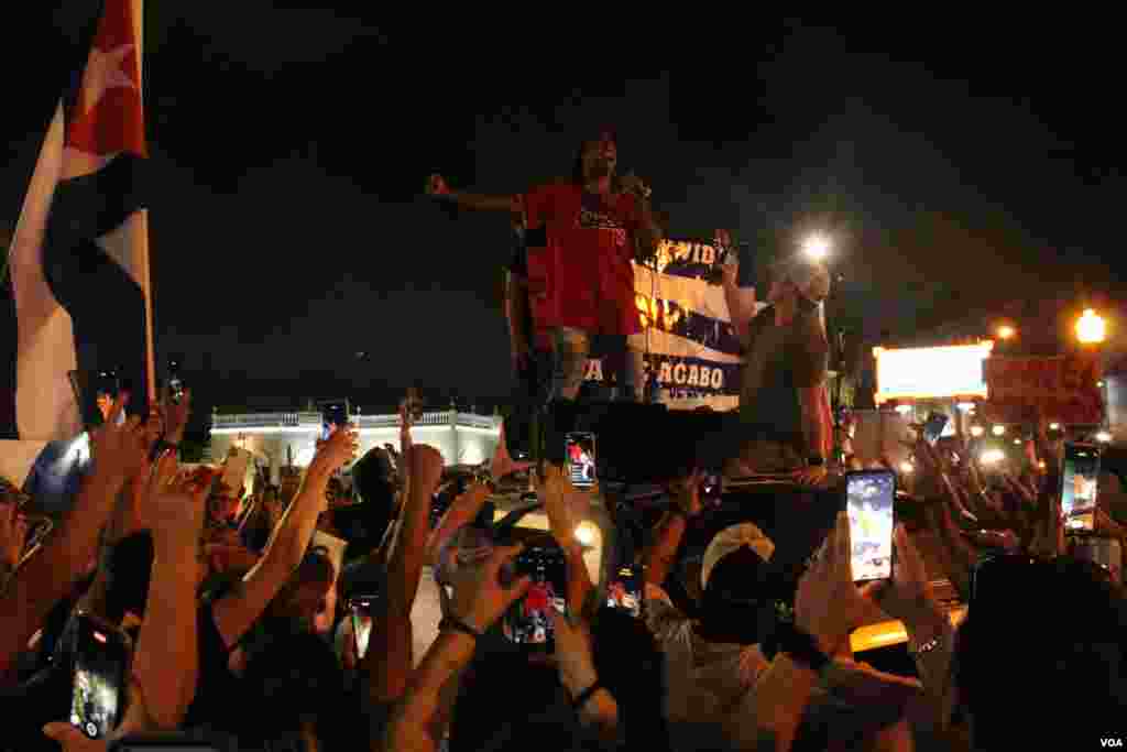 Yotuel, ex integrante de Orishas interpreta &quot;Patria y Vida&quot; para exiliados que se reunieron en la Calle 8 en Miami, Florida, en apoyo a las protestas sucedidas en la isla el domingo 11 de julio de 2021. Foto: Luis F. Rojas, VOA.