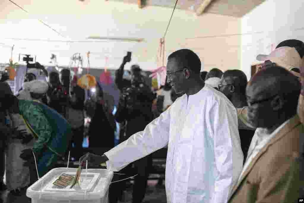 O candidato presidencial Amadou Ba vota durante as eleições presidenciais, em Dakar, Senegal, no domingo, 24 de março de 2024.