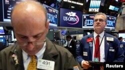 Traders work on the floor of the New York Stock Exchange in New York City, Aug. 25, 2016. 