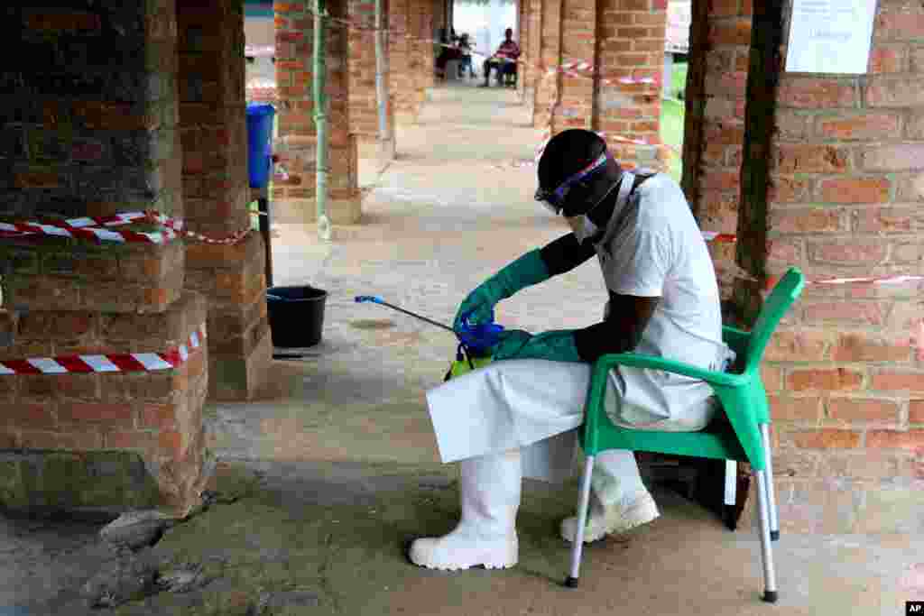 WHO imesema kuna watu 100 waloambukizwa katika muda wa siku 100 zilizopita na ugonjwa wa Ebola katika jimbo la Equateur, Jamhuri ya Kidemokrasia ya Congo. Kwenye pita many kazi wa afya mjini Bikoro jimbo la Equater akijitayarisha kuweka dawa mitaani dhidi ya virusi vya ebola, May 13, 2018, dwakati wa mlipuko wa mwezi Mei..