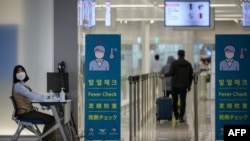 한국 인천국제공항에서 여행객들의 발열 여부를 측정하고 있다. (자료사진)
