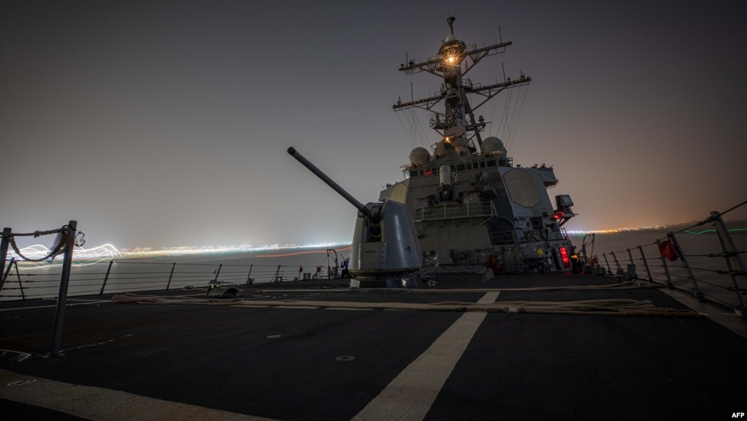 Tàu khu trục mang tên lửa dẫn đường lớp Arleigh Burke USS Carney đi qua Kênh đào Suez vào ngày 26/11/2023. Tàu khu trục này hôm 16/12/2023 đã bắn hạ hơn chục thiết bị bay không người lái ở Biển Đỏ phóng ra từ các khu vực do Houthi kiểm soát ở Yemen.